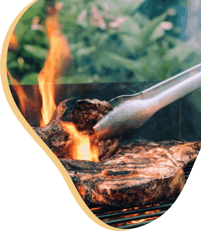 Pinzas y carne en una parrilla
