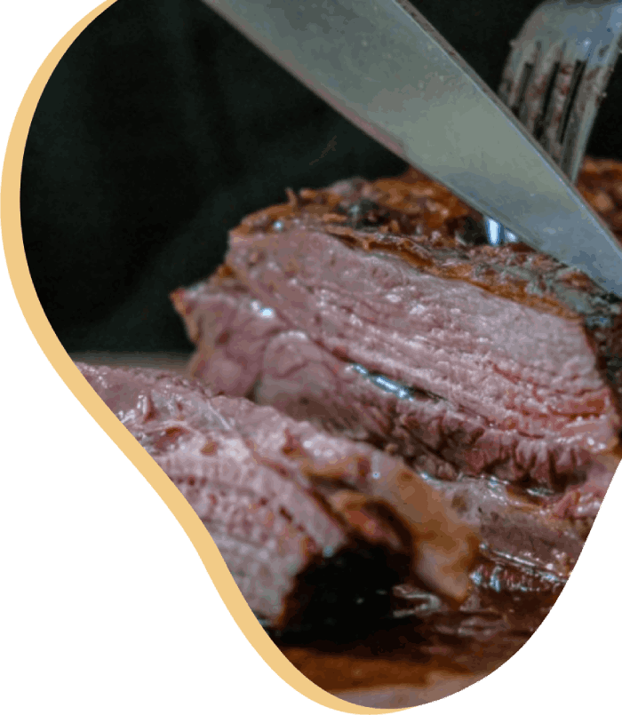 Carne jugosa siendo cortada