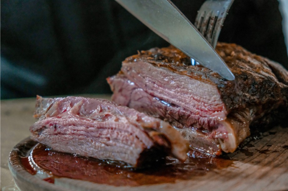 Carne jugosa siendo cortada